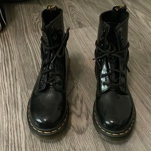 1460 WOMEN'S PATENT LEATHER LACE UP BOOTS - Doc Martens